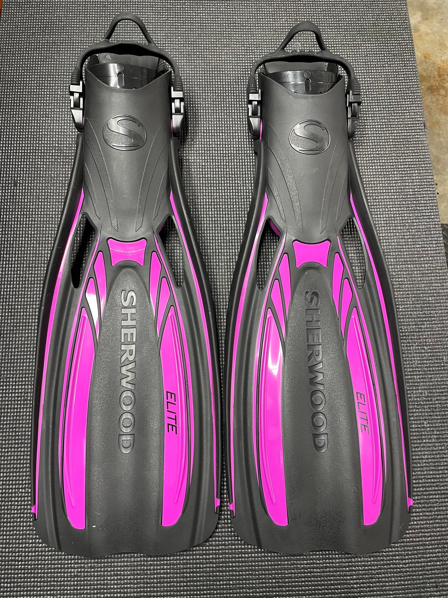 Sherwood Elite Fins- Medium (Size 9-10)